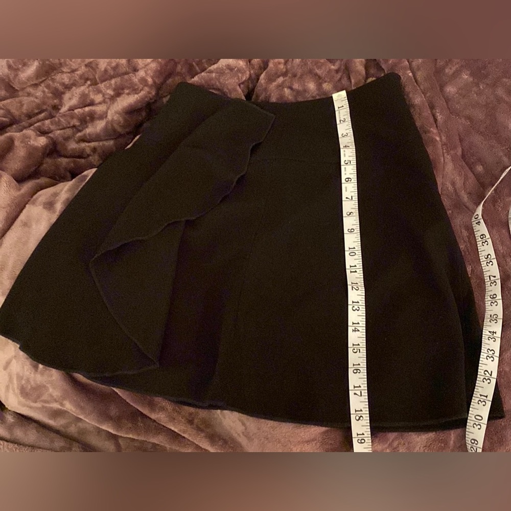 LOFT Black Mini flowing skirt Size 2 Ruffle front hidden zipper 14 inch waist